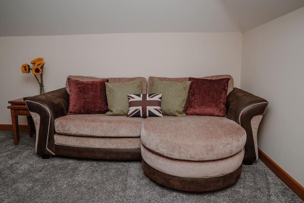 Lovely New 1 Bedroom Loft Apartment With On Drive Parking Trowbridge Exterior photo