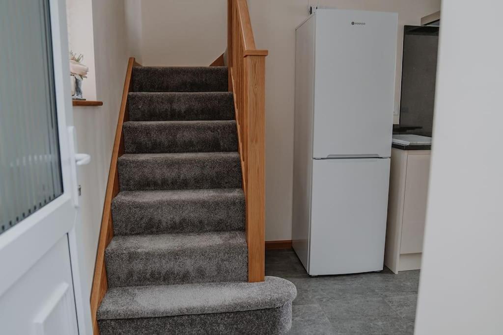 Lovely New 1 Bedroom Loft Apartment With On Drive Parking Trowbridge Exterior photo