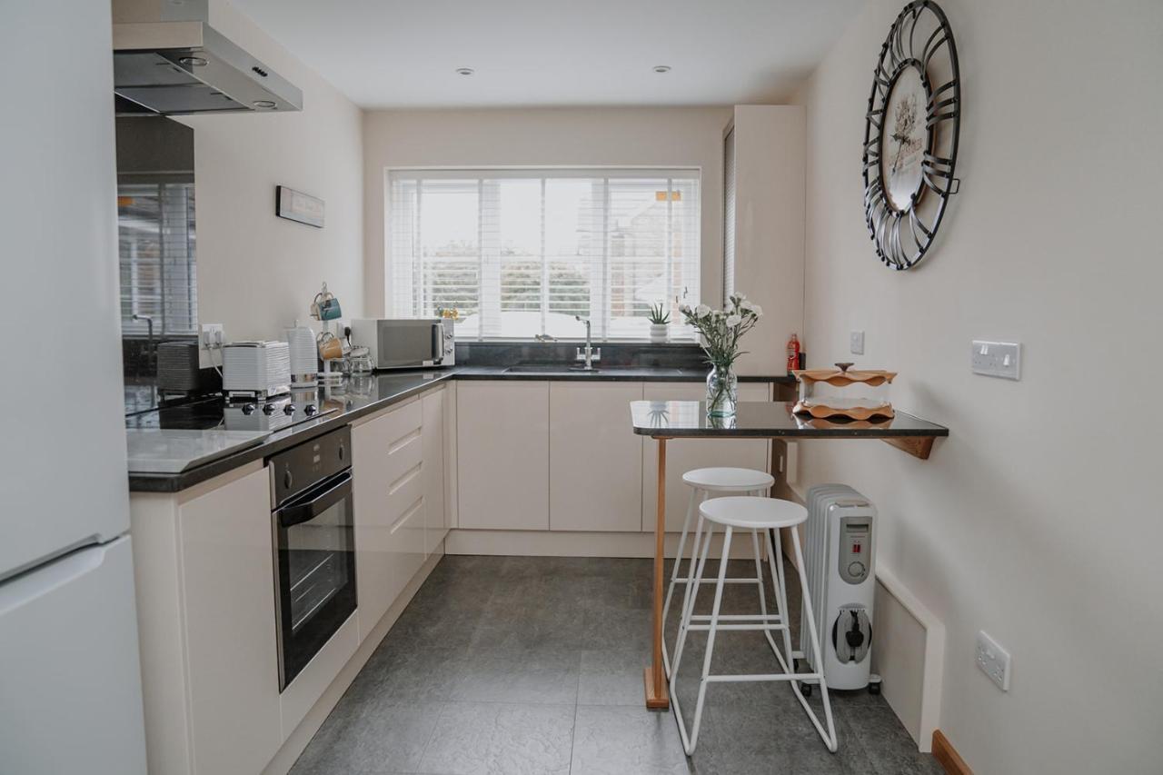 Lovely New 1 Bedroom Loft Apartment With On Drive Parking Trowbridge Exterior photo