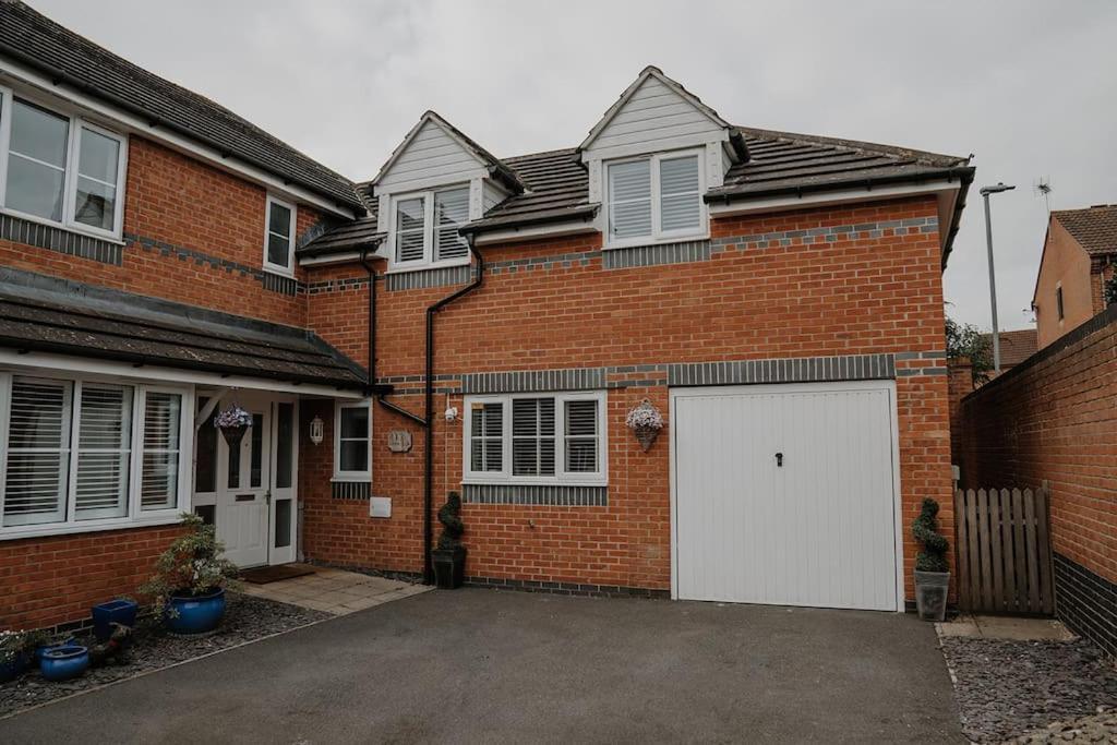 Lovely New 1 Bedroom Loft Apartment With On Drive Parking Trowbridge Exterior photo
