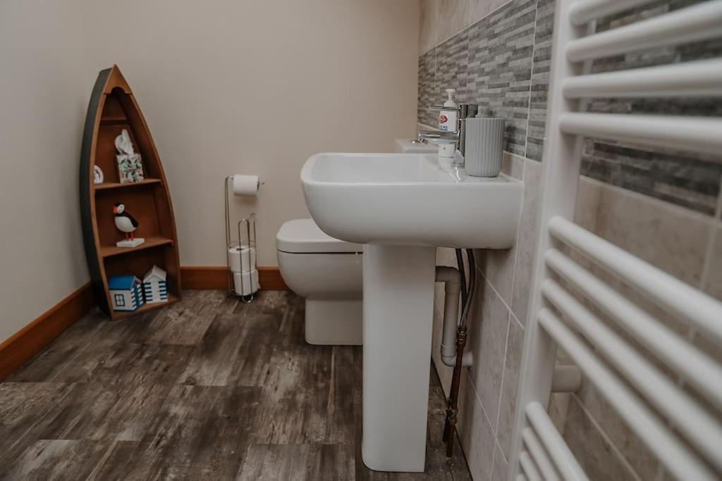 Lovely New 1 Bedroom Loft Apartment With On Drive Parking Trowbridge Exterior photo