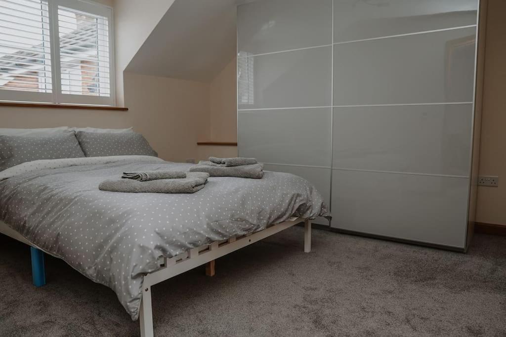 Lovely New 1 Bedroom Loft Apartment With On Drive Parking Trowbridge Exterior photo
